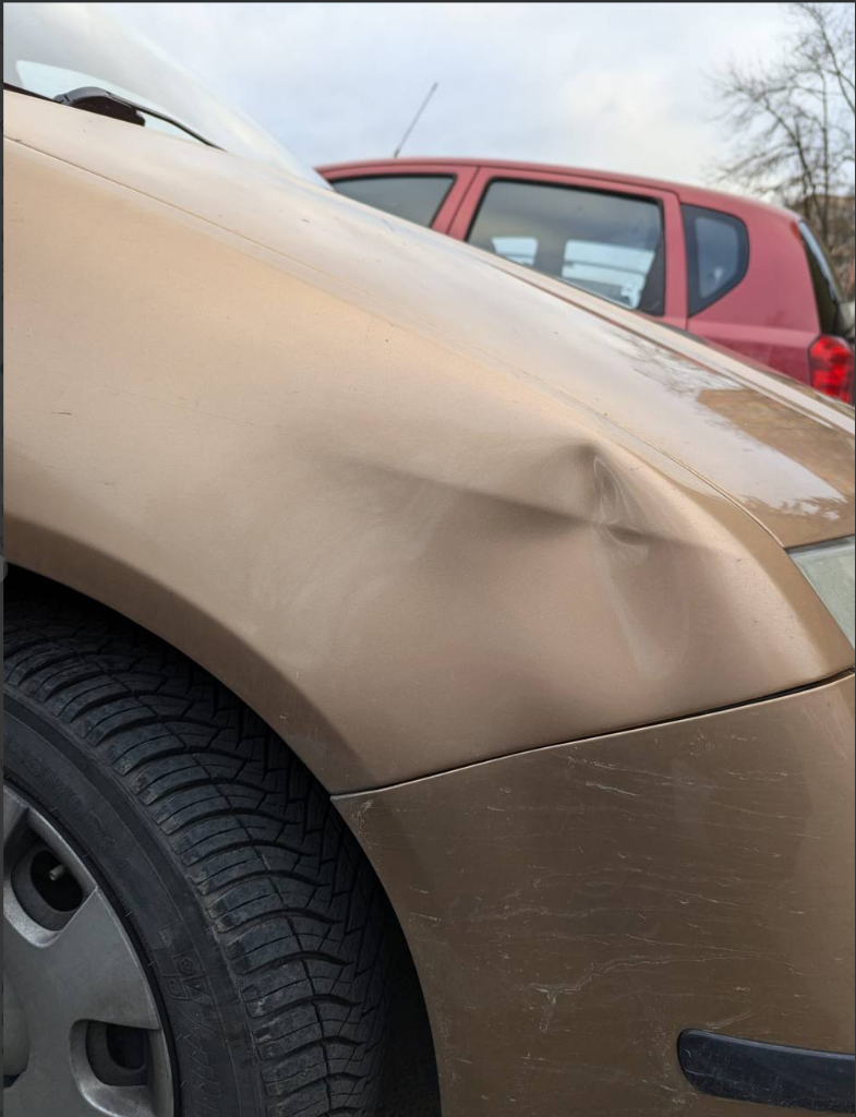 Detailní promáčklina na blatníku před opravou PDR