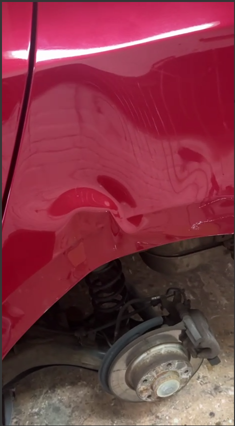 Velká promáčklina na zadním blatníku před opravou